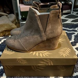 NIB never worn taupe suede booties - dunes memory foam size 7.5